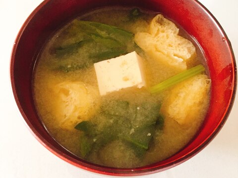 ほうれん草と油揚げ、豆腐の味噌汁